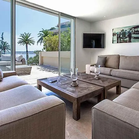 Hébergement de vacances Sleeps 16 Pool Cannes