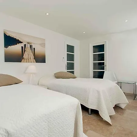 Hébergement de vacances Sleeps 16 Pool Cannes