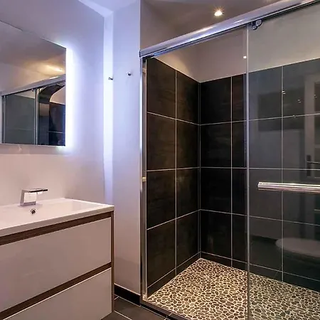 Hébergement de vacances Sleeps 16 Pool Cannes