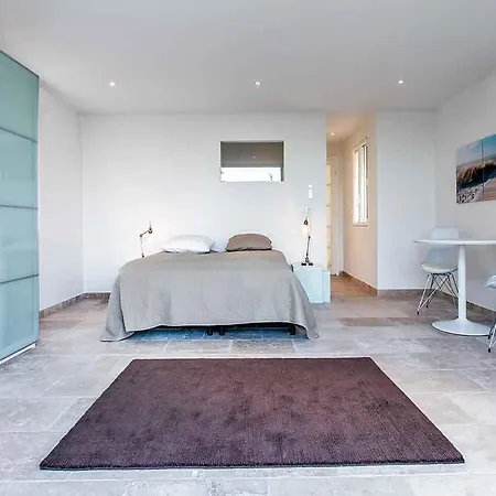 Hébergement de vacances Sleeps 16 Pool Cannes