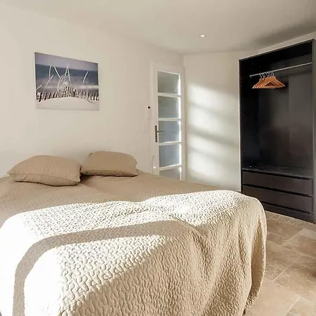 Hébergement de vacances Sleeps 16 Pool Cannes